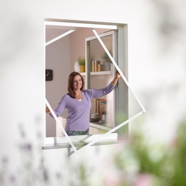 Frau mit Insektenschutz Spannrahmen